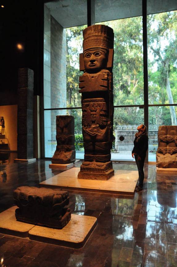 Enorme totem tolteca no Museu Nacional de Antropologia, na Cidade do México, capital do país